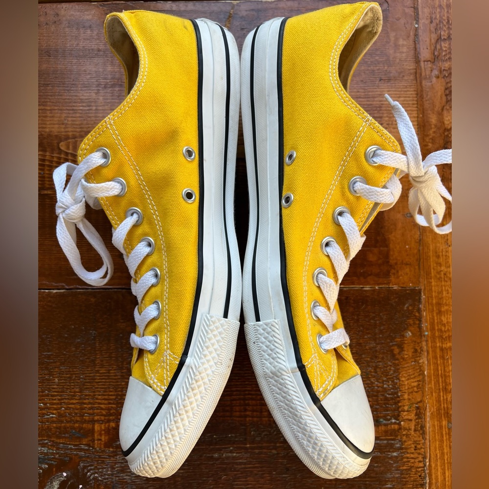 Yellow Converse all star chuck Taylor’s low